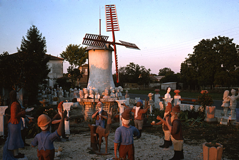 Groupe sculpté de Blanche-Neige et les sept nains, photographié en 1977.