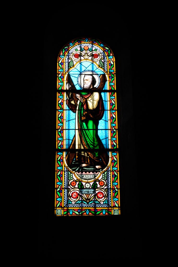 Collatéral sud: vitrail représentant saint André, atelier G.P. Dagrant : 1946. 