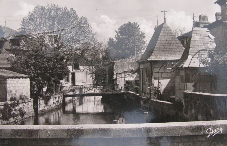 La rivière du Juliat dans la traversée du bourg, carte postale vers 1960.