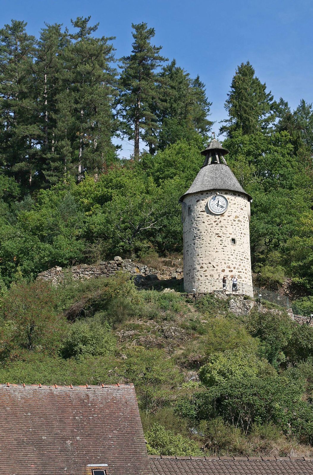 Vue générale de la Tour de l'Horloge depuis le jardin de la maison Goubert, en direction des Granges. 