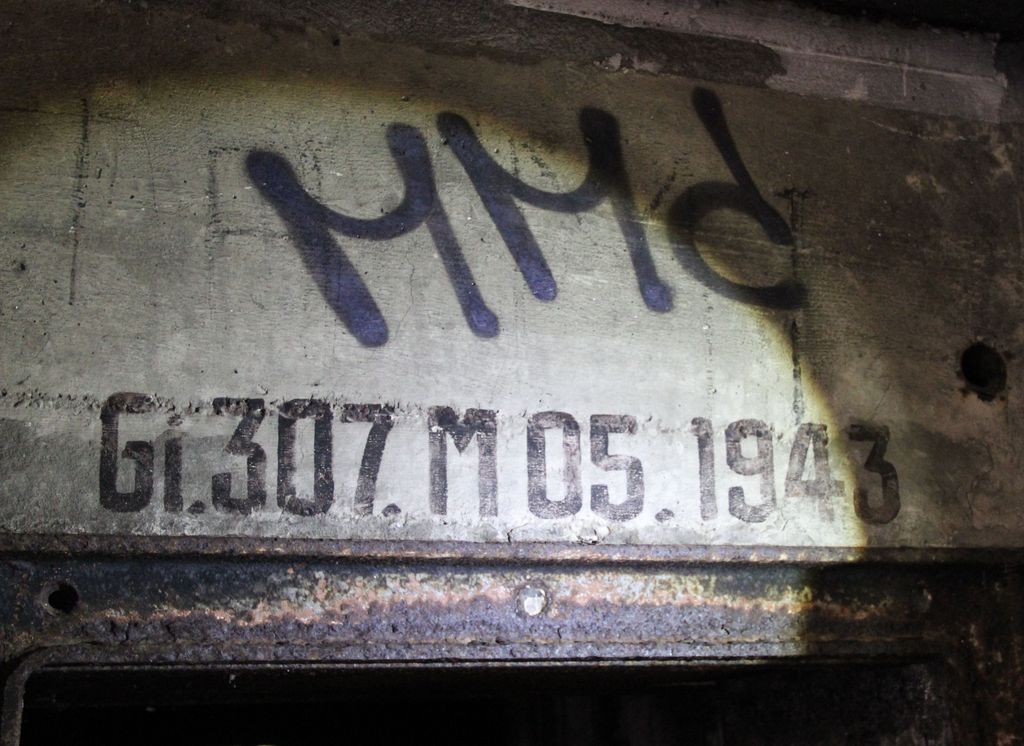 Abri M05/H622 : détail de l'inscription au pochoir, numéro d'identification de la construction.