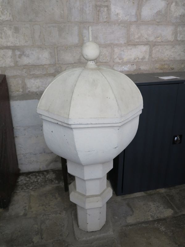 Les fonts baptismaux.