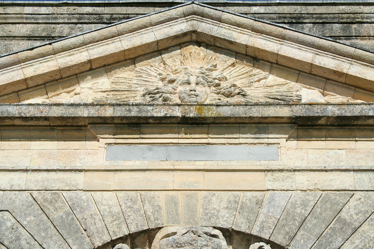 Façade ouest : fronton du portail.
