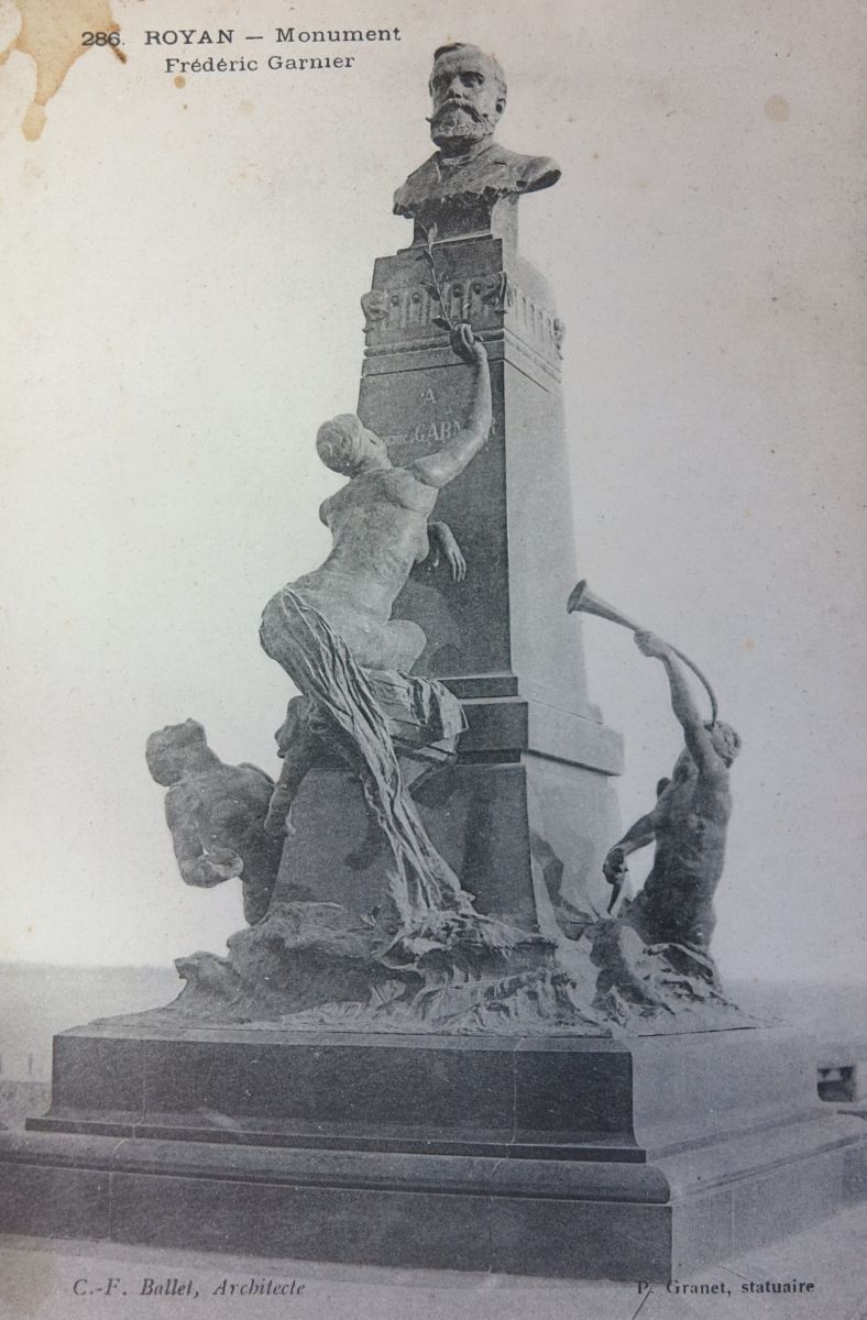Le monument à Frédéric-Garnier, inauguré en 1907 et qui, jusqu'en 1945, se trouvait à l'est de la façade de Foncillon, près de la jetée-embarcadère du bac du Verdon.
