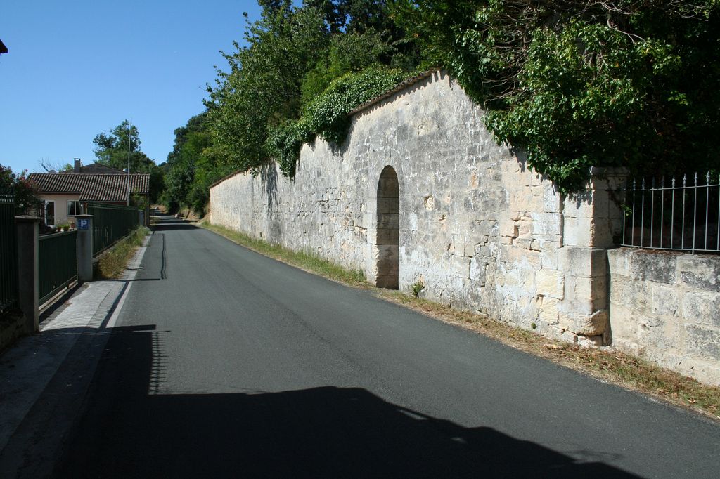 Ancien mur d'habitation, mur de soutènement. Vue depuis le sud. 