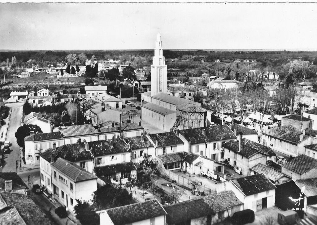 Carte postale (collection particulière) : vue aérienne du bourg, 2e moitié 20e siècle.