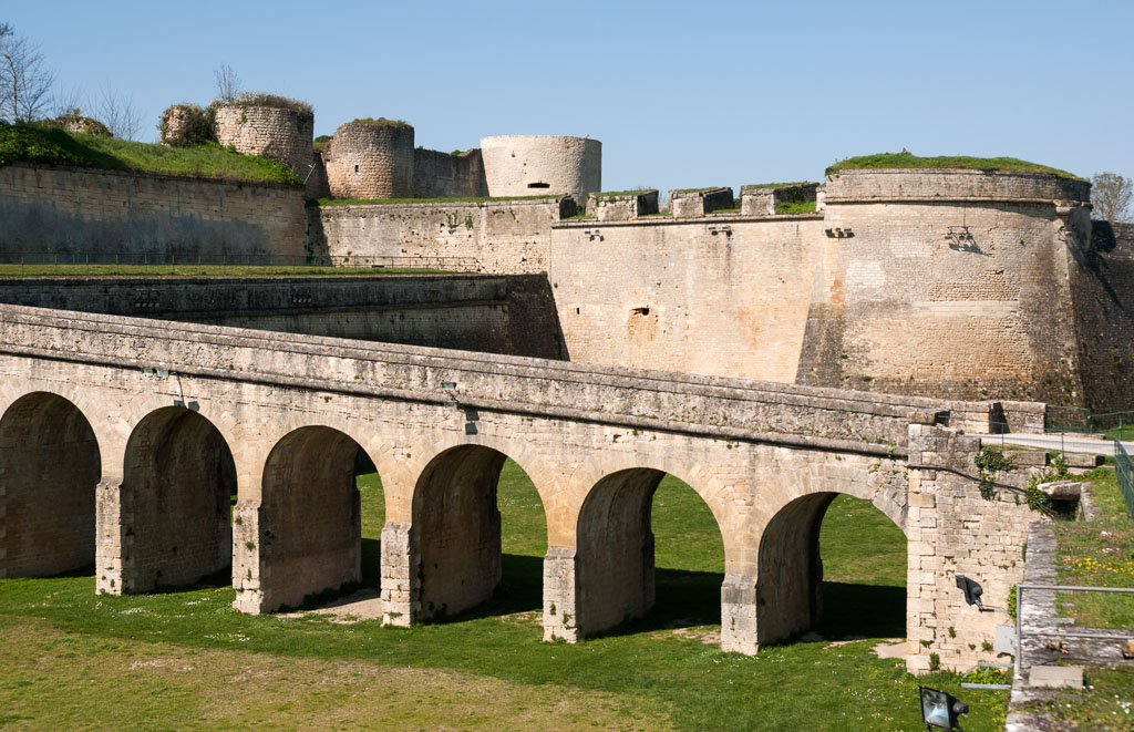 Vue du bastion du Château et du site castral depuis le sud-est.