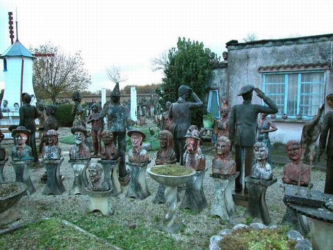 Statues et bustes situés devant la maison, photographiés en 2002.