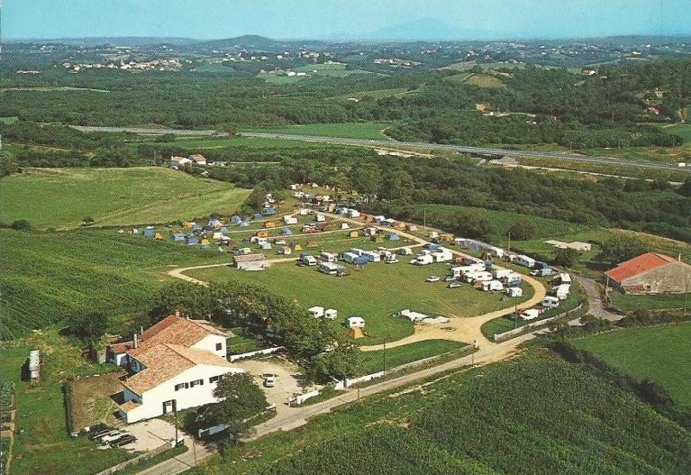 Vue aérienne du camping Oyam et de la ferme Oyamboure, carte postale.