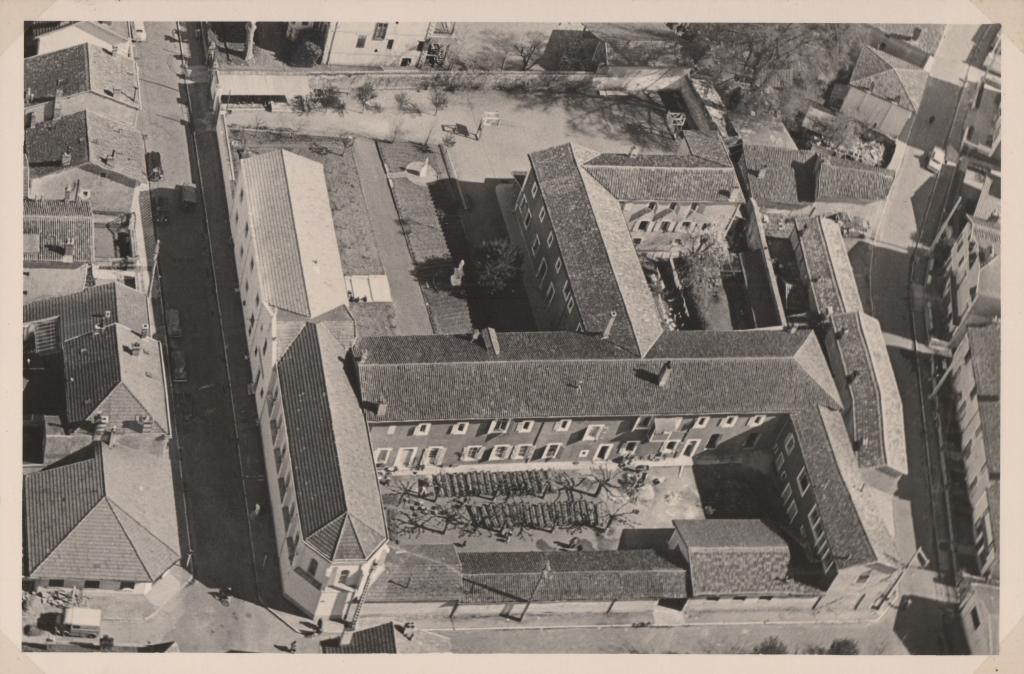 Vue aérienne de de l'Institut Saint-Joseph depuis l'ouest.