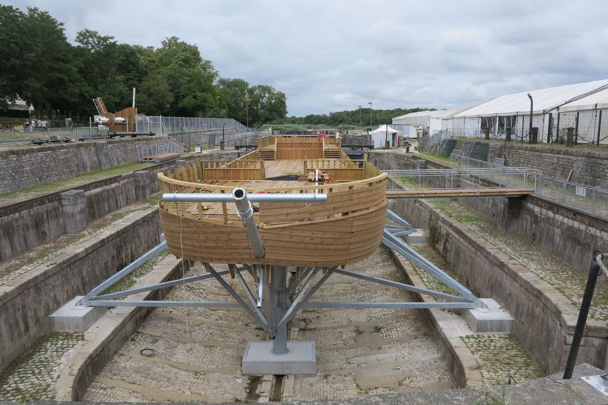 Vue prise du sud-ouest : construction d'un bateau dans le second bassin. 