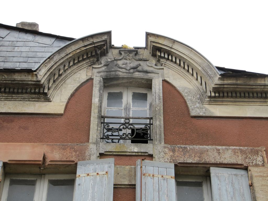 Façade sur rue : détail de l'ancre sculptée sur la baie du surcroît.