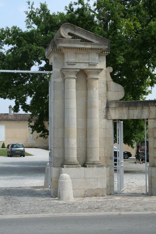 Portail : pilier sud.