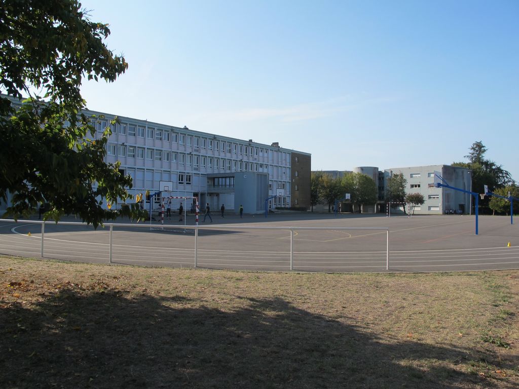 Bâtiment C (aile est) vue depuis le terrain de sport.