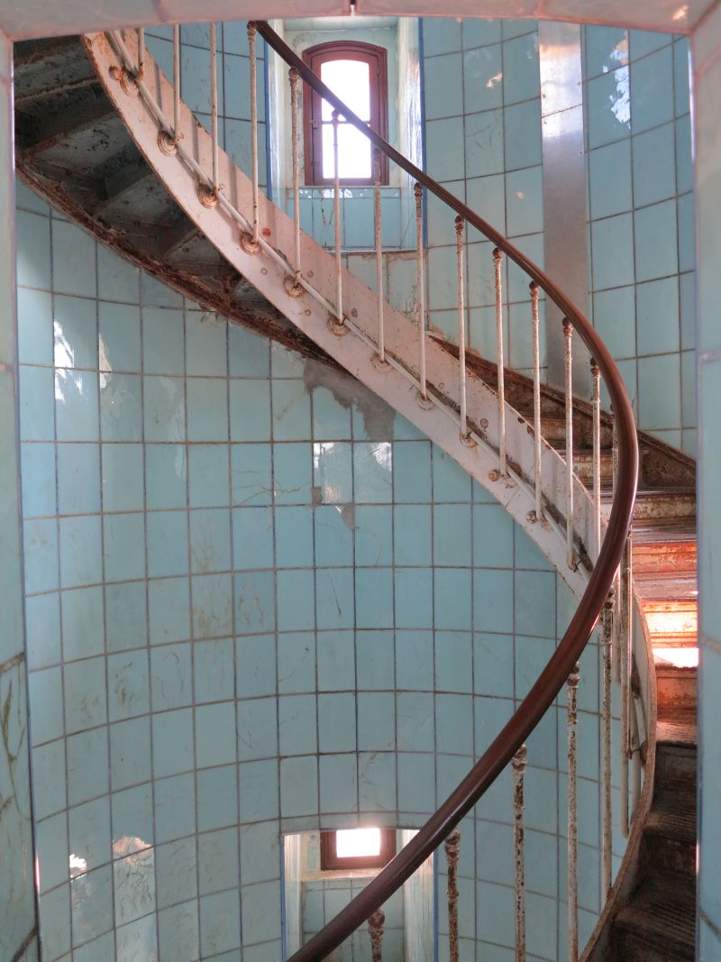 L'escalier en vis et sa cage, couverte de carreaux d'opaline.