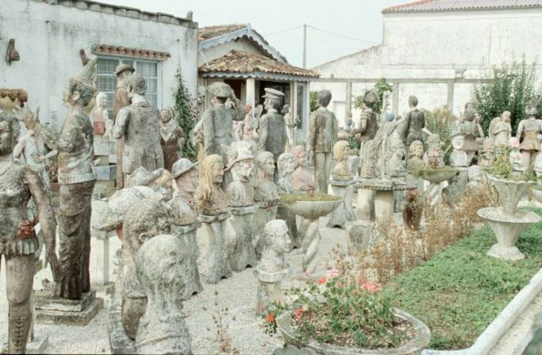 Statues et bustes situés devant la maison, photographiés en 2000.