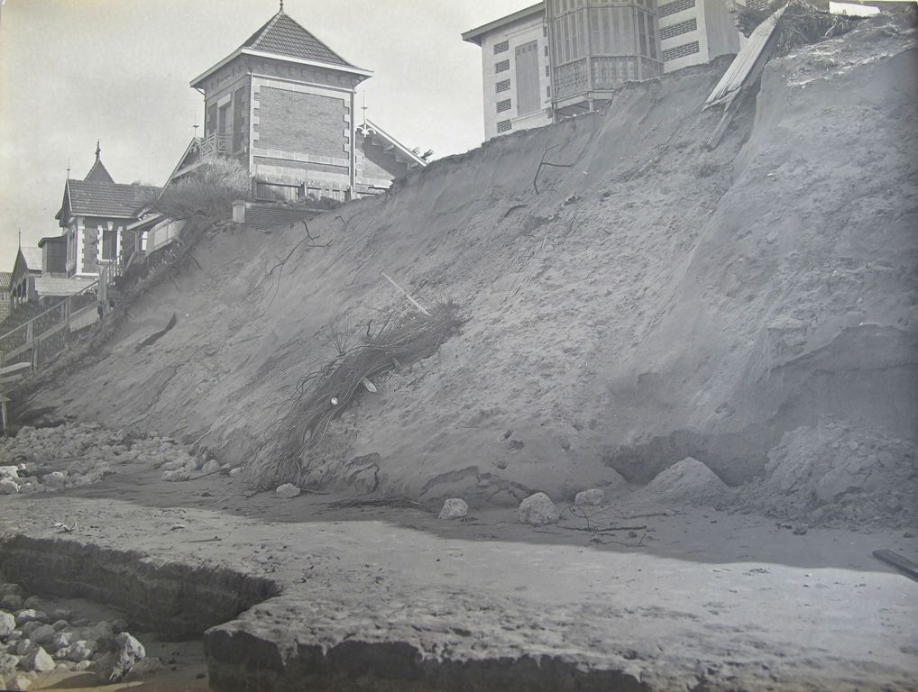 Photographie du front de mer : dégâts suite à une tempête, 1er mars 1925.