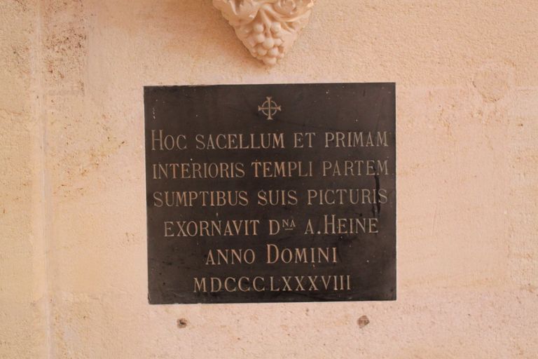 Transept, bras nord, chapelle : plaque commémorative.