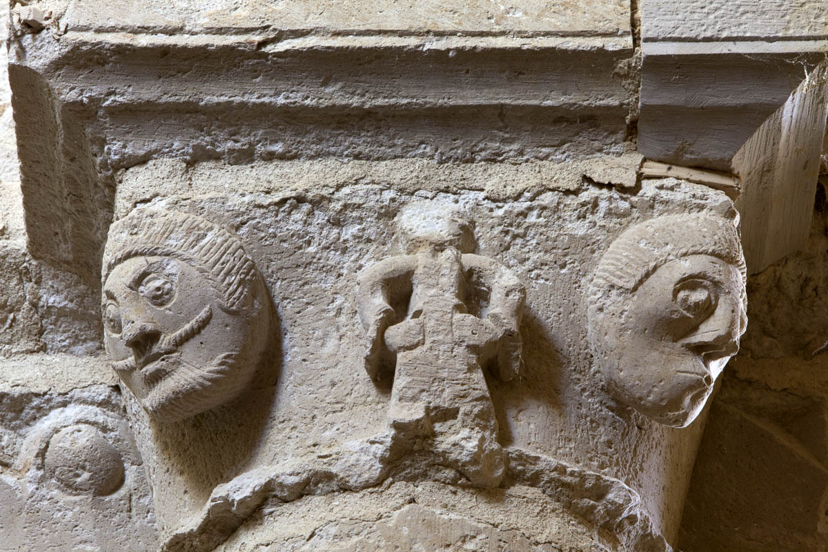 Le chapiteau du premier pilier sud de la nef, face ouest, est orné de deux têtes humaines aux angles et, au centre, d'un petit personnage ; il pourrait d'une femme, du fait des manches longues du vêtement.