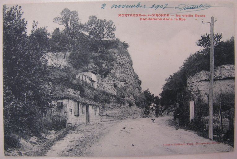 La route du Port au pied de l'ancien château, carte postale du début du 20e siècle.