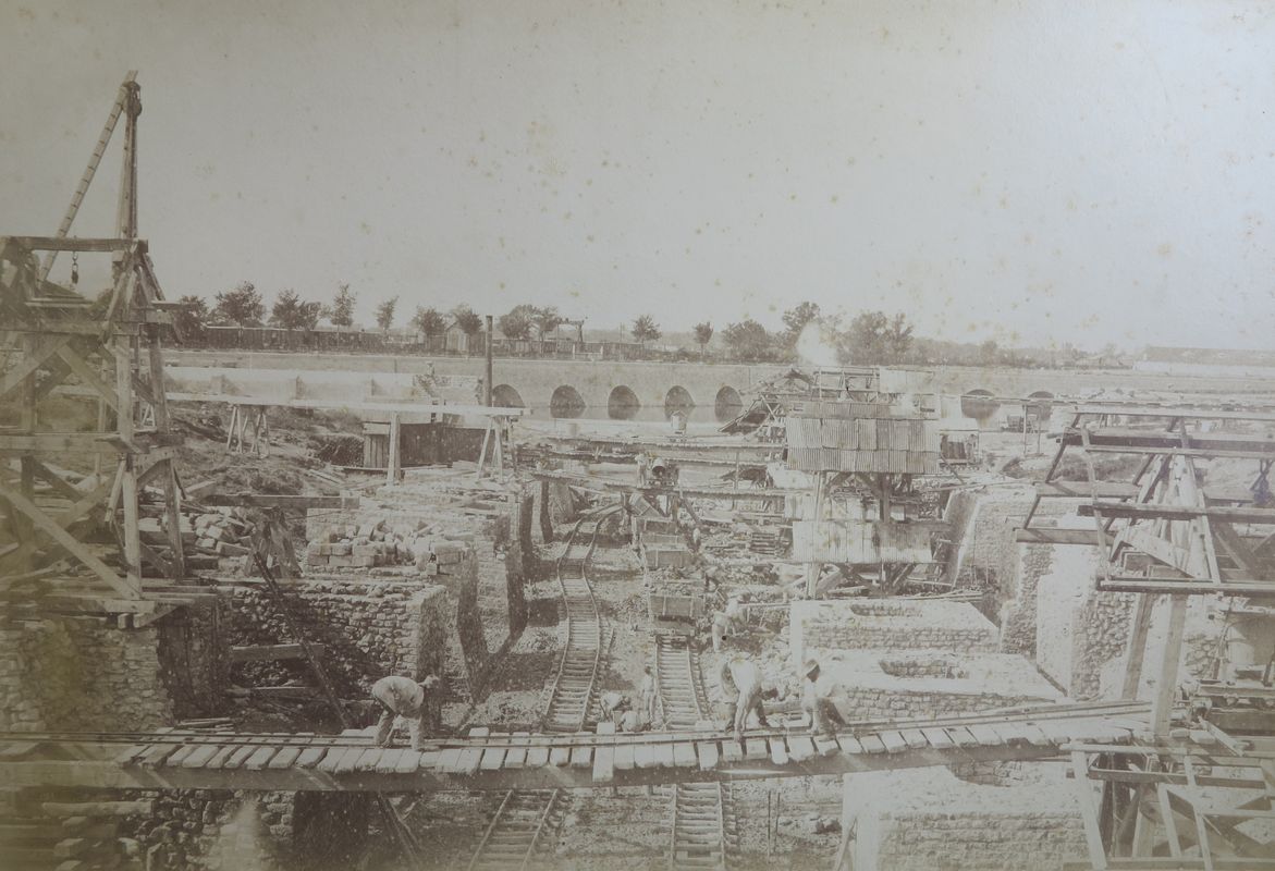 Construction du bassin : vue de l'écluse, le 13 septembre 1886.