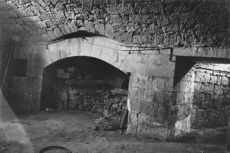 Vue de la cheminée de l'ancienne boulangerie avec son four à pain au sous-sol du pavillon nord-ouest. Cliché CRMH.