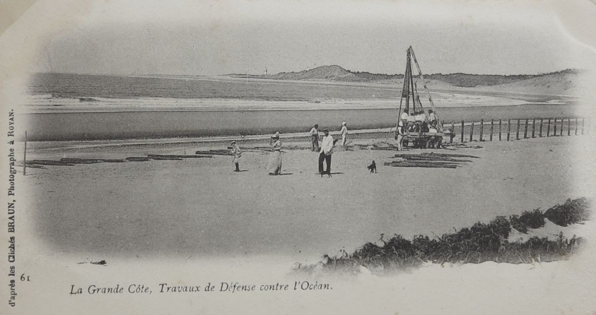 Travaux de défense contre l'océan sur la plage de Bonne-Anse au début du 20e siècle.