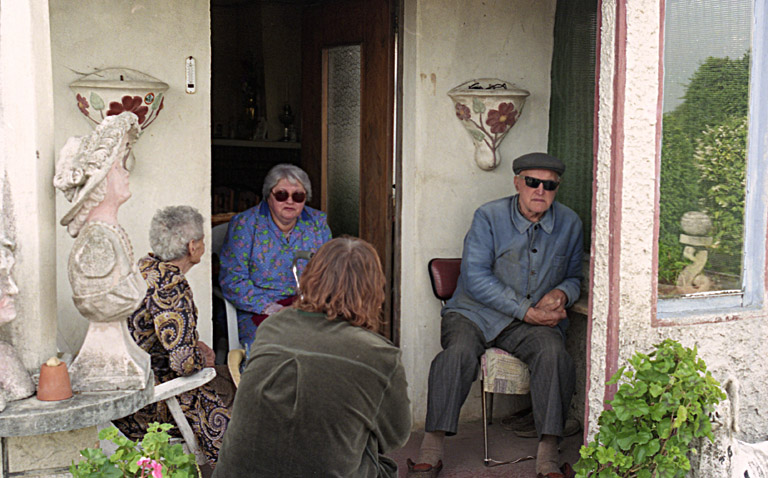 Gabriel Albert et son épouse, accompagnés de deux autres personnes, devant l'entrée de la maison en 1995.