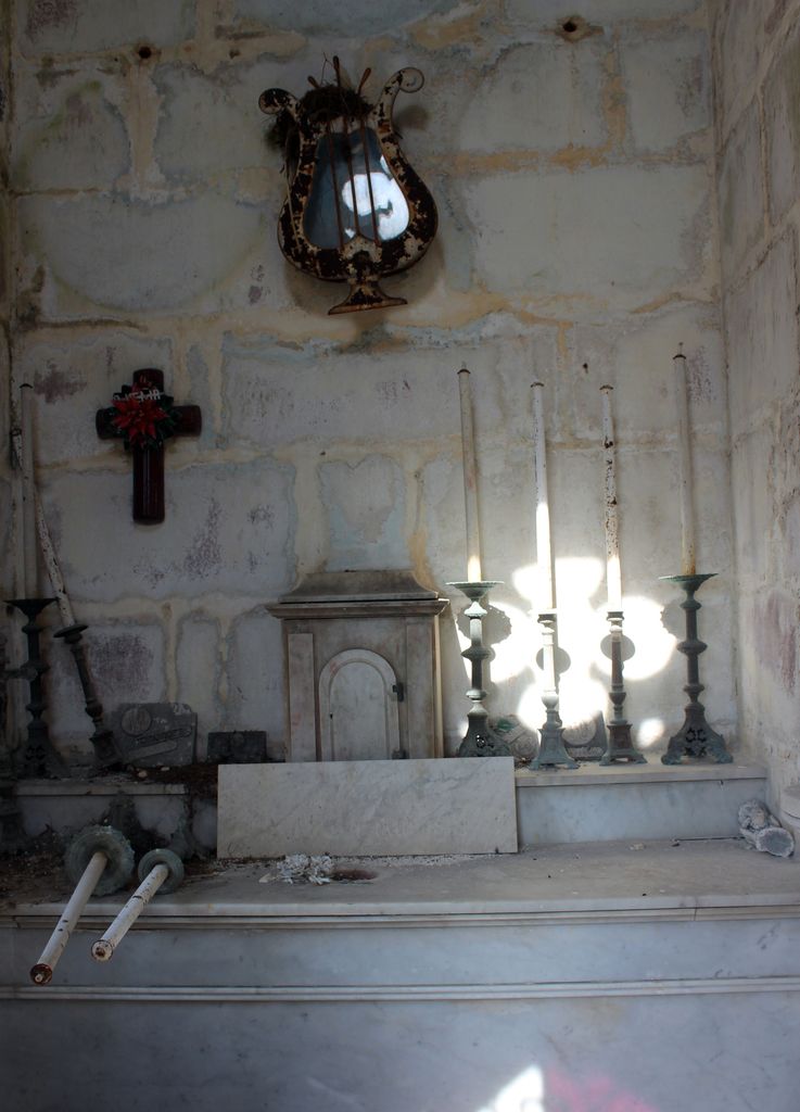 Chapelle funéraire, vue intérieure : autel.