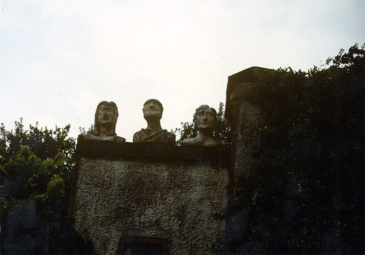 Bustes posés au-dessus de la façade de la maison, photographiés en 1991.