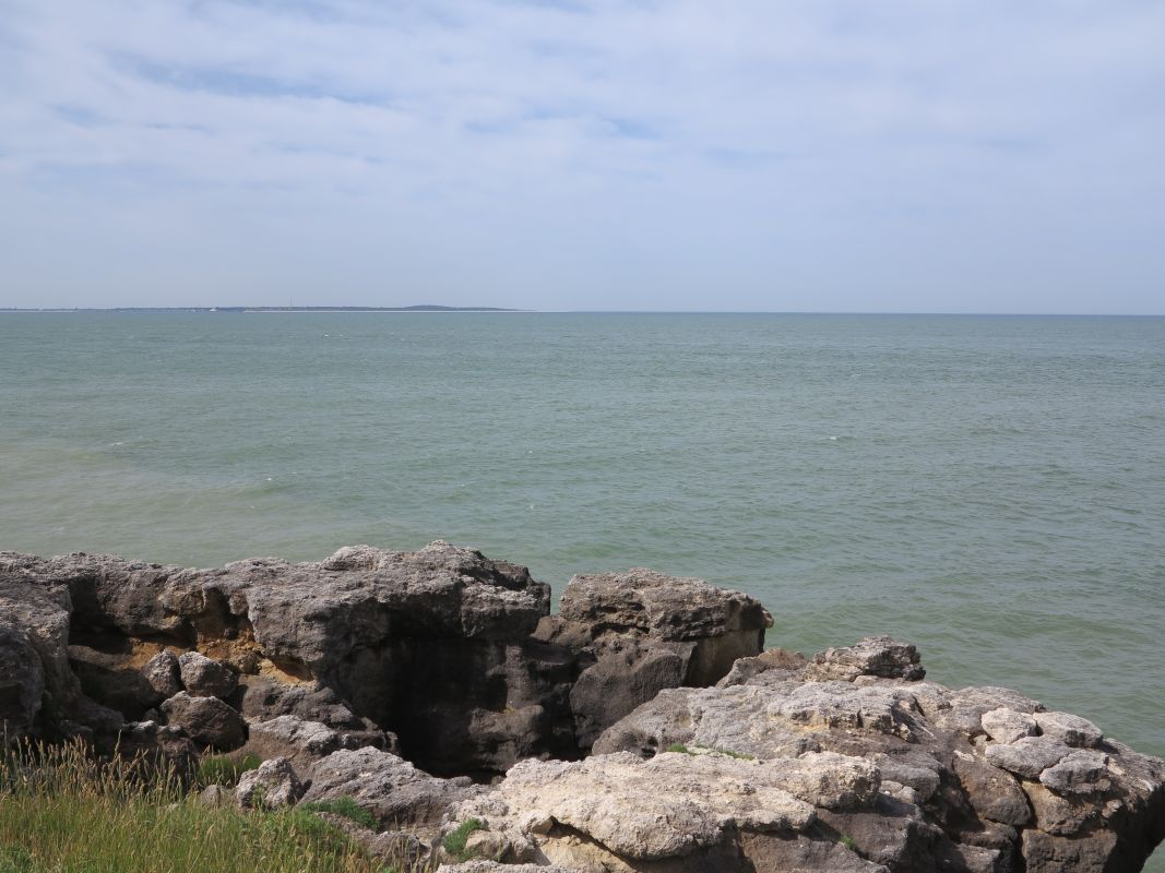 L'embouchure de la Gironde et la pointe de Grave vues depuis les rochers de la pointe du Chay.