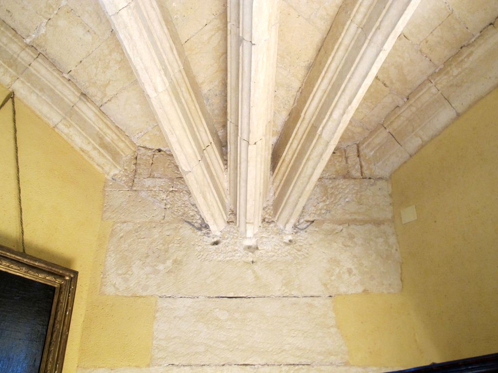 Grand corps de logis, rez-de-chaussée, la sallette à l'angle des deux corps de logis : départs des nervures de la voûte au-dessus de la porte d'entrée dans la tour d'angle sud-est.