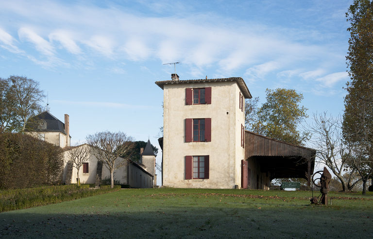 Maison de maître et chai du rouge à gauche, bâtiment des communs avec le pavillon du 