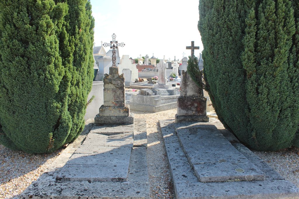 Tombes avec dalle, stèle et croix en pierre ou métallique.