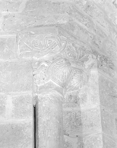 Choeur, fenêtre de l'abside, chapiteau de gauche : décor de palmes.