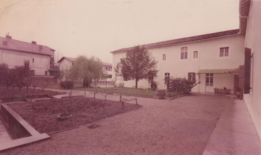 Façade nord du bâtiment central et jardin de la cour principale, 1964.