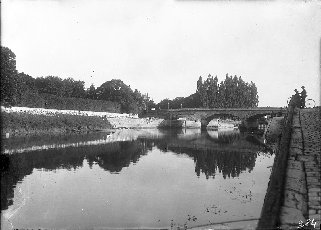 Le quai en aval du pont Palissy, vers 1900.