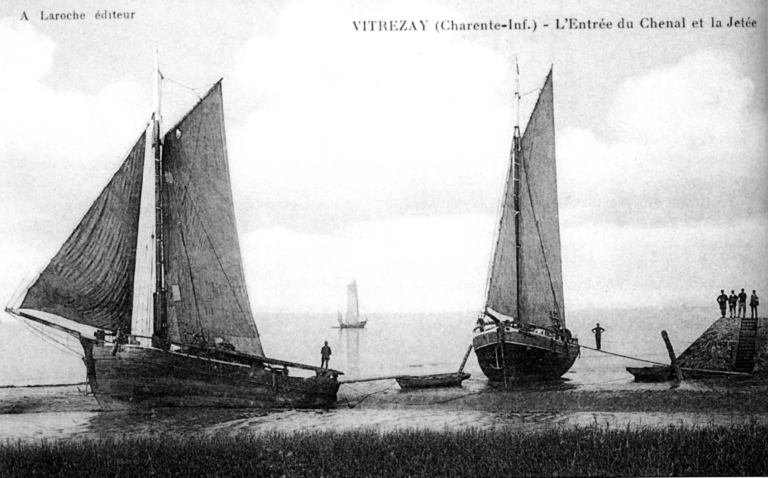 Gabares à l'entrée du port de Vitrezay vers 1900.