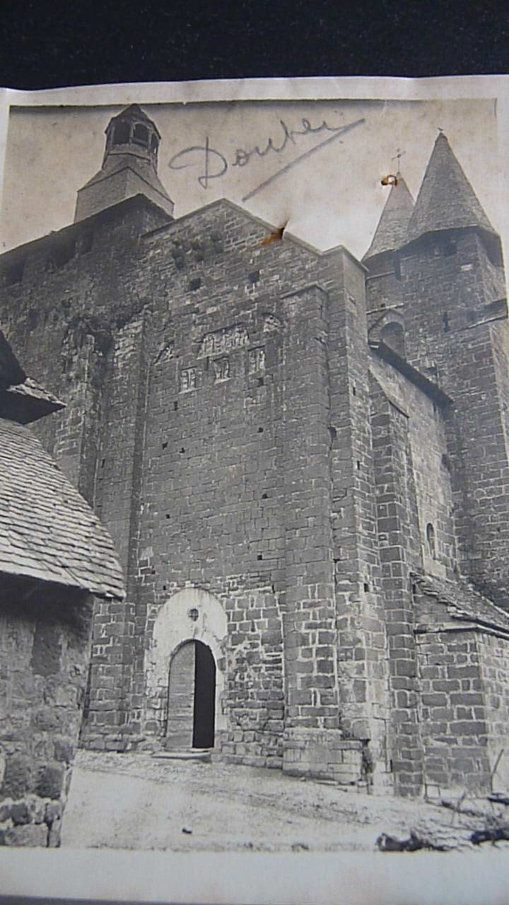 Vue de la façade ouest avant les travaux de restauration et la remise en place du tympan situé ici au sommet du pignon ouest. Photographie réalisée entre 1911 et 1915.