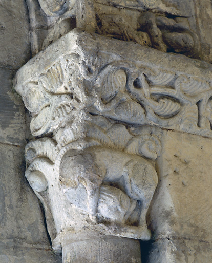 Intérieur, septième travée, portail sud, chapiteau droit : lionne passant la tête entre les pattes antérieures et se mordant une patte postérieure.