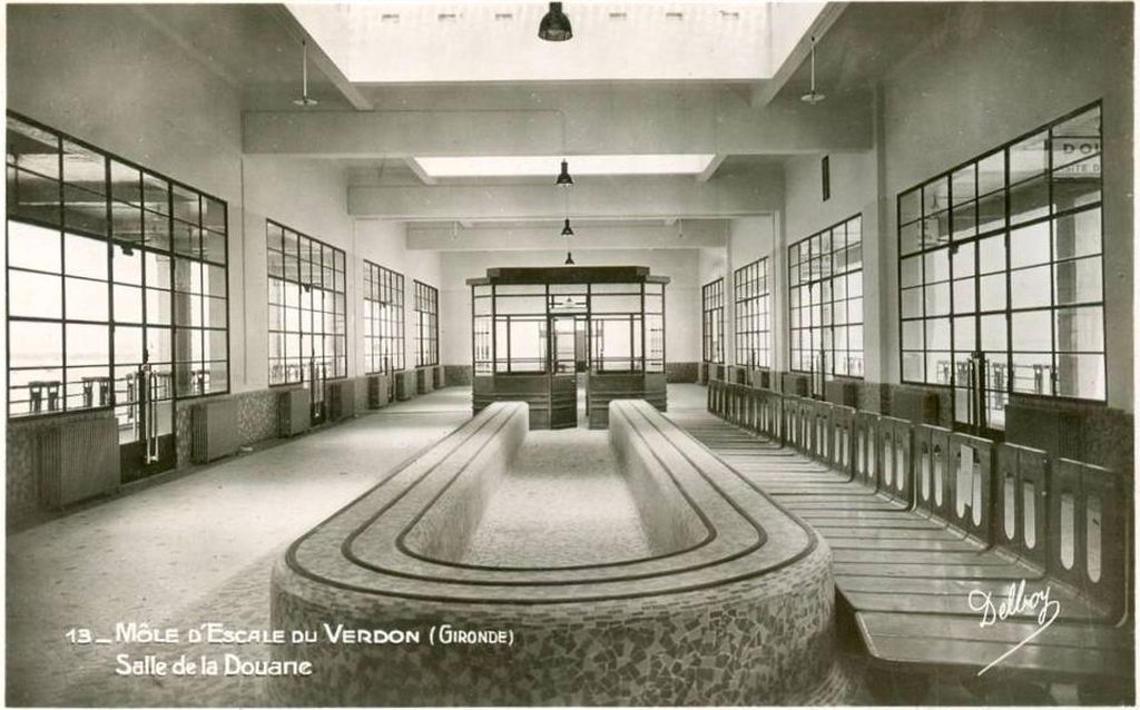 Carte postale (2e quart 20e siècle) : gare maritime, salle de la Douane.