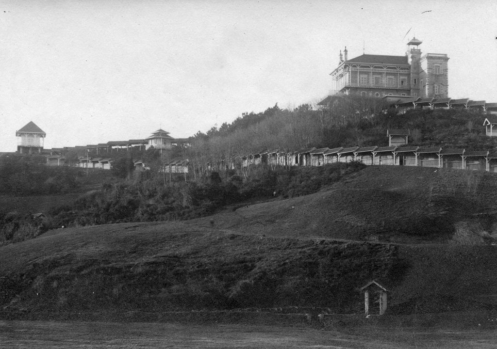 Vue du domaine d'Ilbarritz depuis le nord-est, galeries couvertes et pavillon chinois, 1916-1922.