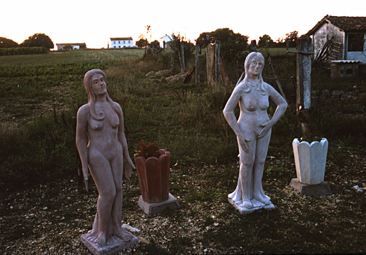 Deux statues situées à l'arrière du jardin, photographiées en 1977.