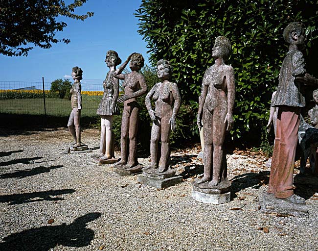 Vue de statues à l'arrière du jardin.