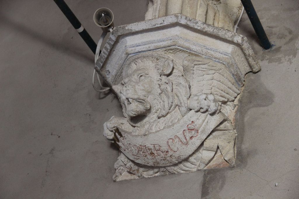 Culot : lion de saint Marc.