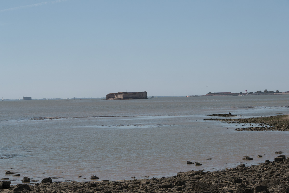 Le fort Enet avec, à l'arrière-plan, Boyard à gauche et le fort de la Rade de l'île d'Aix à droite. 