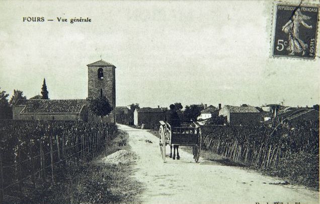 Carte postale : entrée du bourg, vers 1900.