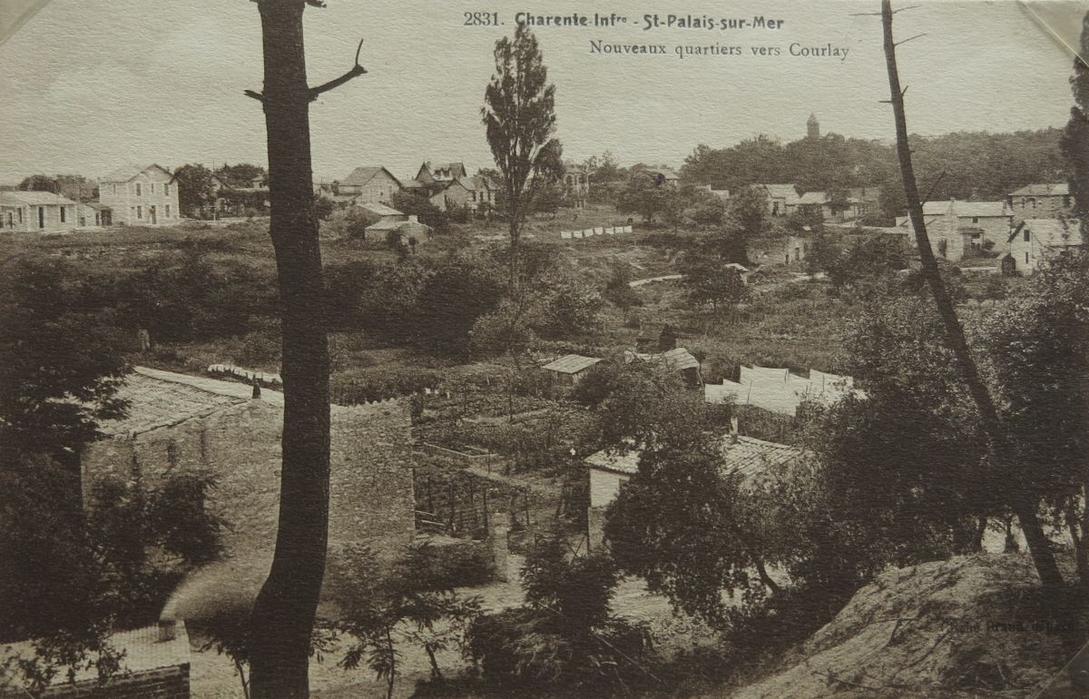 Jardins dans les anciens marais du Rat (actuel parking, rue du Logis Vert), vus en direction de l'est vers 1910.