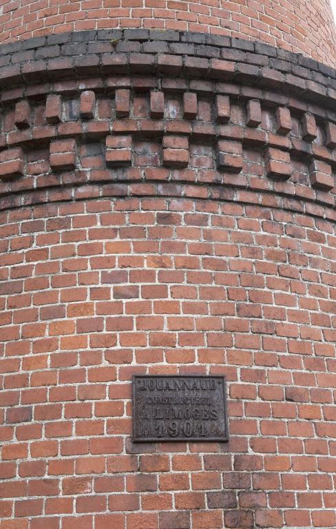 Plaque de fabricant de la cheminée d'aval : Jouannaud, Limoges, 1901.