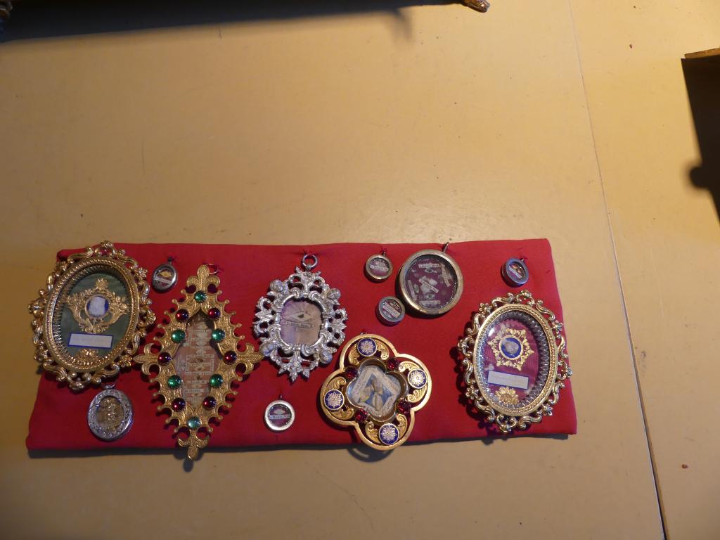 Vue d'ensemble des reliques contenues dans la châsse.